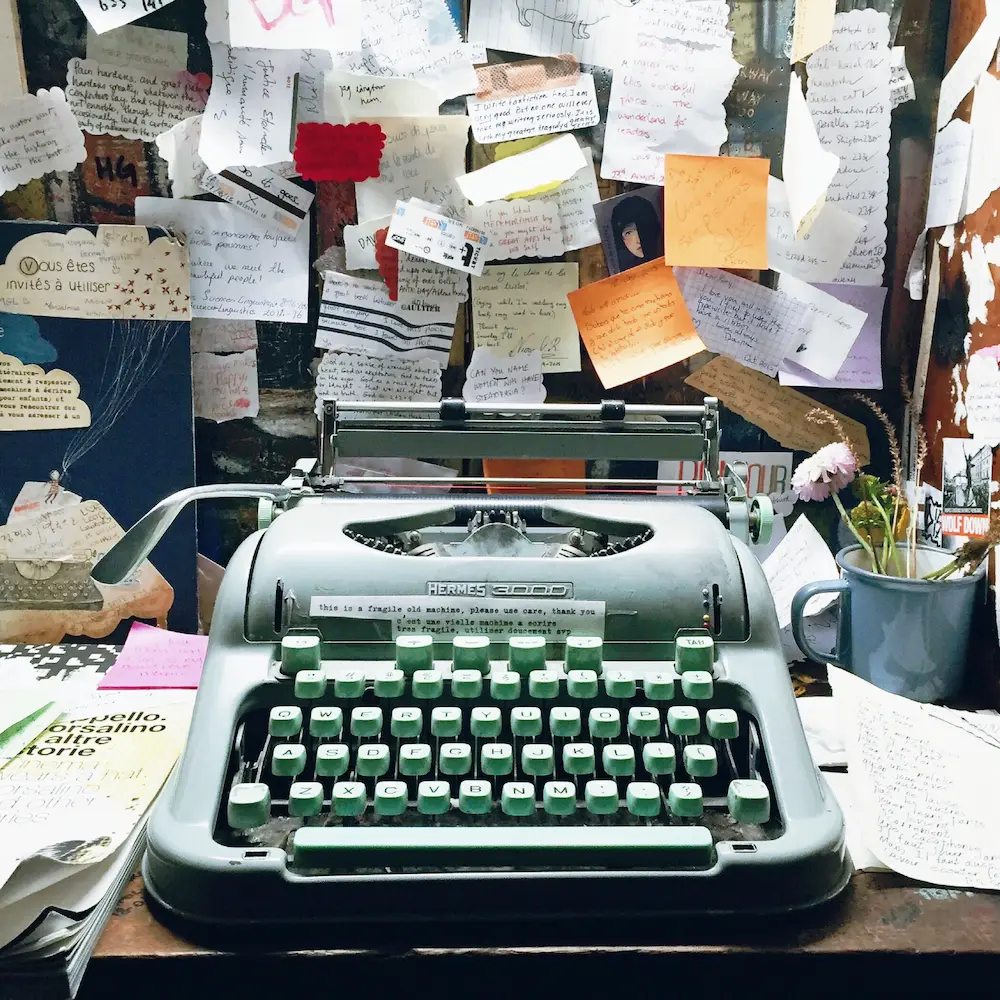 notities achter een typemachine