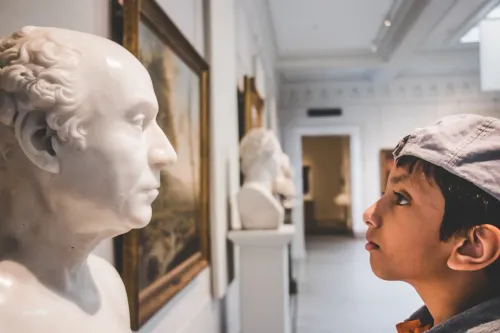 student and sculpture interviewing eachother in museum